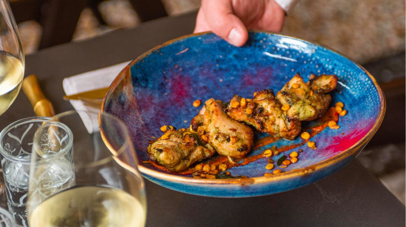 Da Cittamani i bocconcini di pollo marinati con latte di cocco, menta e lime con salsa di pomodoro