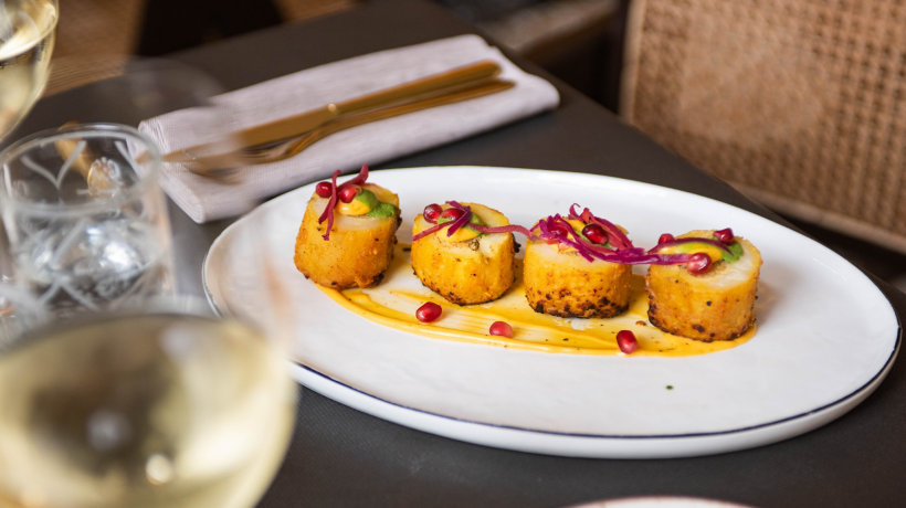 Da Cittamani gli Aloo bukhrara: gnocchi di patate accompagnati da una leggera salsa di fieno greco, pomodoro e anacardi