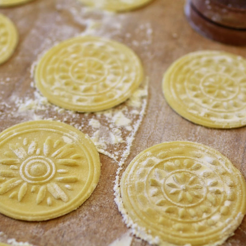 I croxetti, tipica pasta fresca artigianale di Varese Ligure