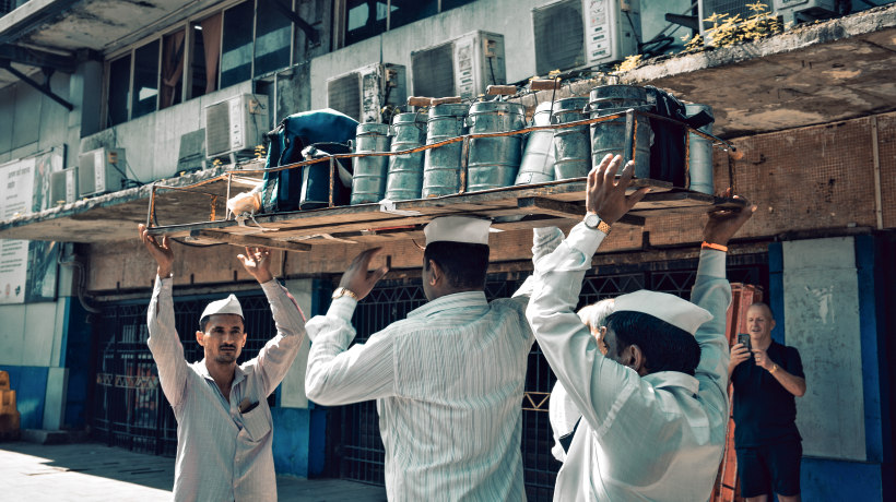 I Dabbawala trasportano i contenitori di cibo per il pranzo a Mumbai