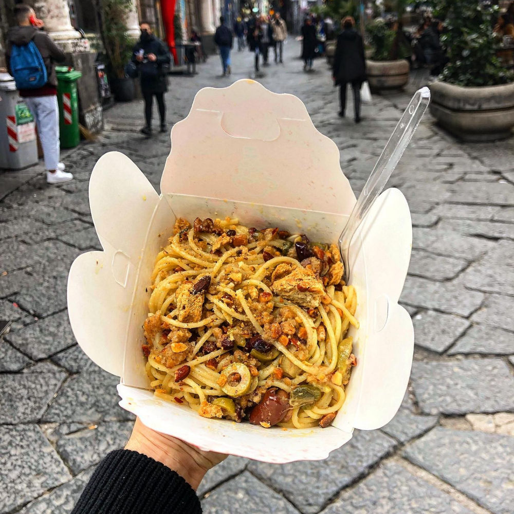 Street Food a Napoli: la pasta da passeggio di 120 grammi